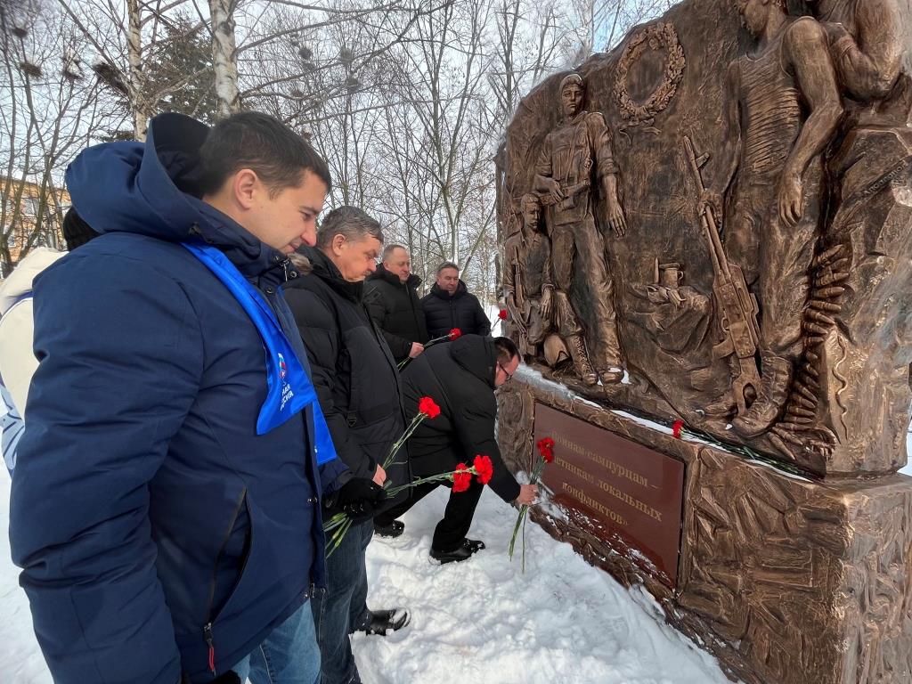 В Парке Победы п. Сатинка в преддверии памятной даты - Дня памяти о россиянах, исполнявших служебный долг за пределами Отечества, состоялось возложение цветов к памятнику Воинам-сампурцам - участникам локальных конфликтов.  .